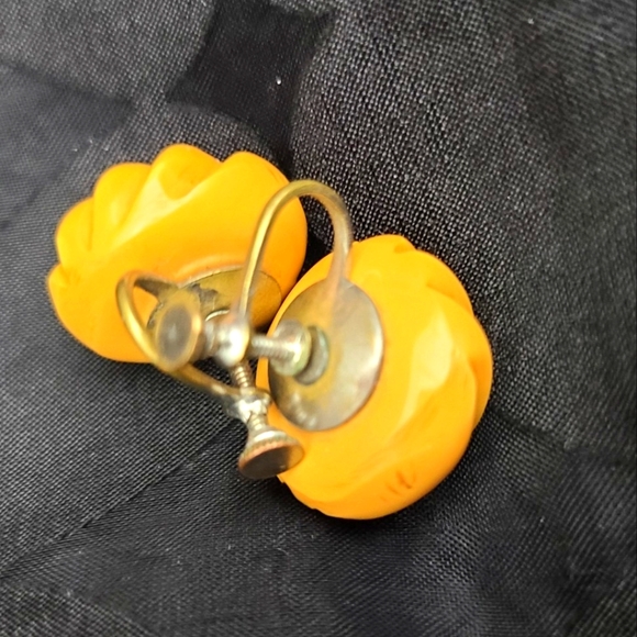 Vintage Small Honey-colored Bakelite Earrings - Picture 6 of 8